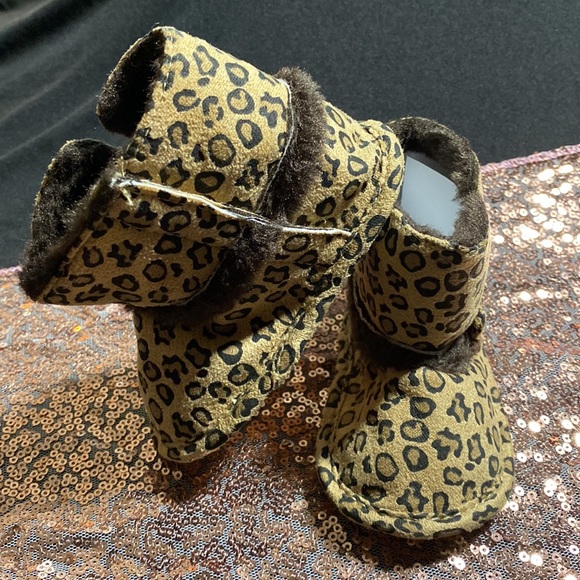 Cute little leopard booties - Picture 5 of 8